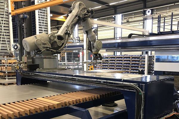 激光切割機(jī)與機(jī)械臂.jpg 激光切割機(jī)與機(jī)械臂.jpg